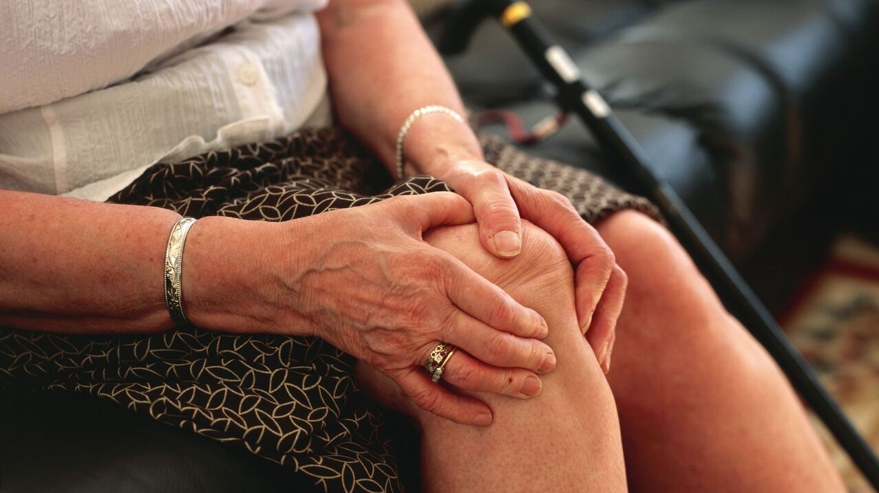 Knee arthrosis in elderly woman